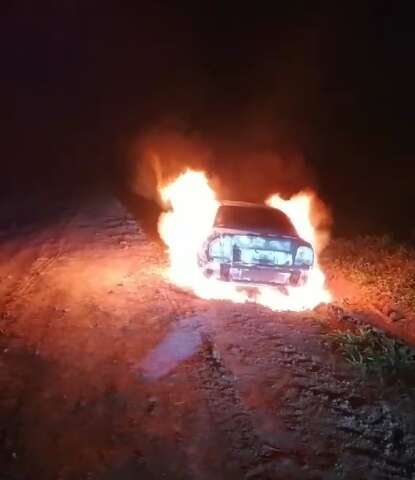 Carro usado em assassinato de mulher &eacute; incendiado na fronteira