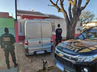 Policiais durante cumprimento de mandado da operação Romeu Sierra India. (Foto: Divulgação/PF)