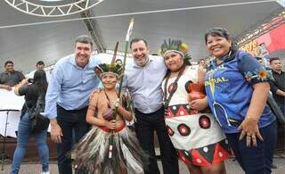 Governador ao lado do prefeito de Aquidauana, Odilon Ribeiro, e moradores da cidade (Foto: Divulgação/Governo MS)