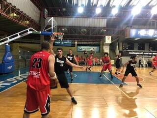 Equipes de basquetebol jogam em ginásio. (Foto: Divulgação)