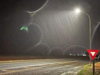 Chuva no KM 110 da BR-060, sentido Chapadão do Sul. (Foto: Direto das Ruas)