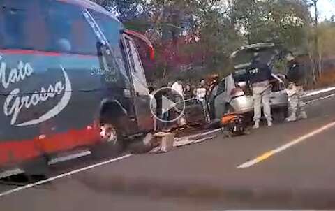 Motorista fica preso às ferragens após colisão com ônibus 