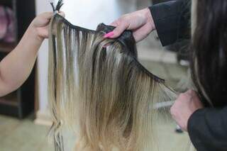 Uma faixa de mega hair produzido por Anne com cabelo humano (Foto: Marcos Maluf)