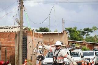 Técnico da empresa de energia trabalha na manutenção da rede em bairro de Campo Grande; cidade não foi afetada pelo apagão. (Foto: Henrique Kawaminami)