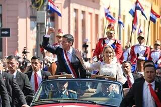 Desfile em carro aberto do novo presidente do Paraguai, Santiago Peña, durante a posse (Foto: Facebook/Reprodução)