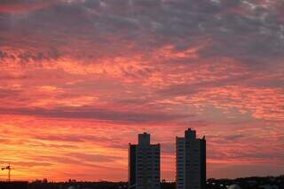 Céu de Campo Grande com algumas nuvens nesta manhã (Foto: Henrique Kawaminami)