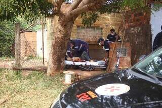 Equipe do Samu socorrendo o homem que estava caído no quintal de uma casa (Foto: Paulo Francis)