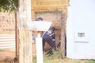 Vítima ainda caída sendo atendida pelos socorristas (Foto: Paulo Francis)