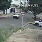 Câmera flagrou colisão em cruzamento e capotagem de carro no Bairro Santo Amaro