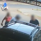 Mulher leva soco no rosto e cai em frente a conveniência no São Conrado