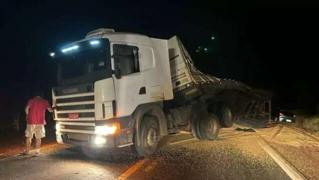 Carreta tomba, carga de gr&atilde;os fica na pista e interdita trecho da BR-262