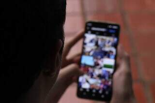 Usuário do Instagram navegando em perfil de político; pesquisa aponta que brasileiros ficam até 3h30 consumindo redes sociais (Foto: Henrique Kawaminami)