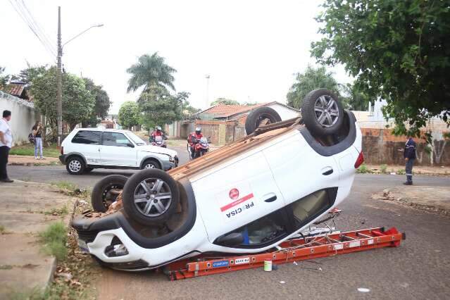 Carro capota em cruzamento com falta de sinaliza&ccedil;&atilde;o