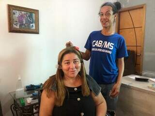 Voluntária da CAB, Bruna realizou serviços de cabelereira. (Foto: Jéssica Fernandes)