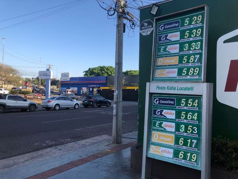 Placa de preços do posto Kátia Locatelli, localizado na Avenida Costa e Silva (Foto: Gustavo Bonotto)