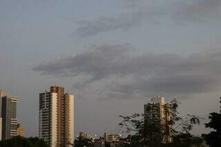 Céu com poucas nuvens nesta manhã na Capital (Foto: Henrique Kawaminami)