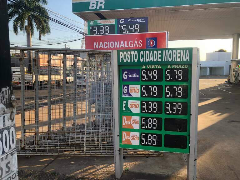 Placa de preços no posto Cidade Morena, localizado na avenida Eduardo Elias Zahran (Foto: Gustavo Bonotto)