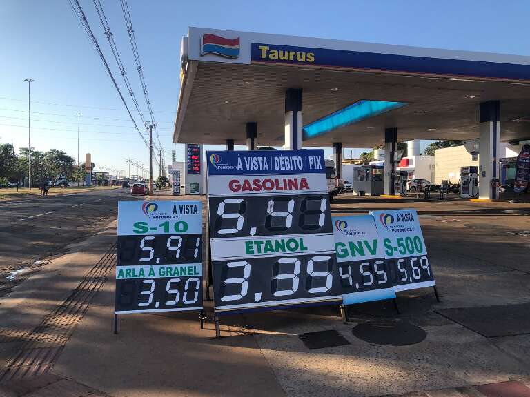 Placa de preços do posto Pororoca 6, localizado na Avenida Costa e Silva (Foto: Gustavo Bonotto)