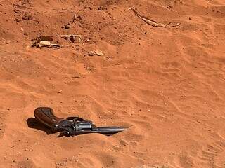 Arma calibre 357 utilizada para atacar policiais ficou caída na via (Foto: Dayene Paz)