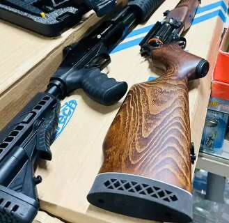 Fiscalização da Polícia Federal em comércio de armas prende dois em Campo Grande
