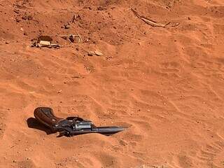 Revólver calibre 357 usado pelo autor ficou caído no local (Foto: Dayene Paz)