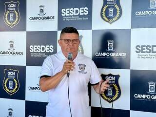 O presidente do Conselho de Segurança do Imbirussu, David Gouvea, durante discurso de inauguração. (Foto: Roberto Ajala)