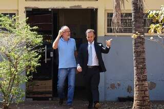 Ex-prefeito Zé Cabelo (de azul) deixando a delegacia ao lado do advogado (Foto: Henrique Kawaminami)
