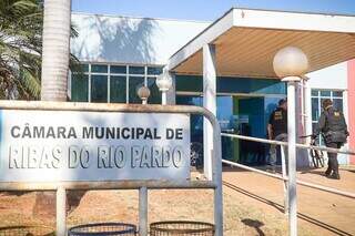 Agentes do Gaeco entrando na Câmara de Ribas do Rio Pardo. (Foto: Henrique Kawaminami)