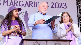 Presidente Lula ao lado da ministra Cida Gonçalves durante assinatura de compromissos (Foto: Dandara Lima/Divulgação)