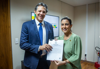 Ministro da Fazenda, Fernando Haddad recebeu a PEC do Emprego das mãos da autora, a senadora Soraya Thronicke (Podemos) (Foto: Instagram)