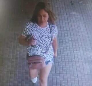 Mulher procurada pela polícia por suspeita de ligação com assalto (Foto: Reprodução)