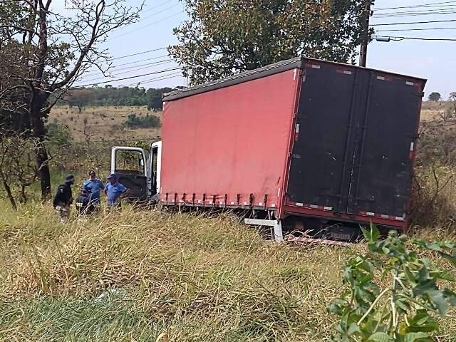 Motorista estaciona para pedir informa&ccedil;&atilde;o e caminh&atilde;o cai em barranco 