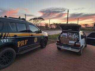 Fiat Uno abordado carregava 2 mil maços de cigarro. (Foto: Reprodução/PRF)