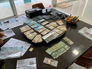 Cédulas de dinheiro apreendidas pela Polícia Federal (Foto:Divulgação/PF)