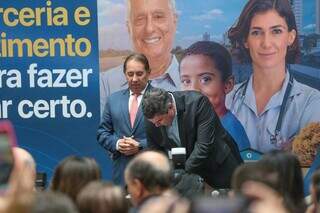 Ao lado do presidente da Assembleia Legislativa, Gerson Claro (PP), governador Eduardo Riedel (PSDB) assina liberação de recursos de emendas (Foto: Marcos Maluf)