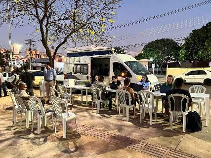 Mobilização atende mais de 20 moradores de rua na antiga rodoviária