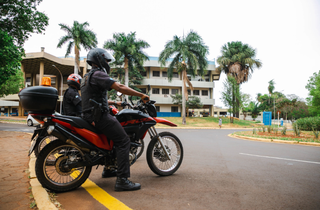 Seguranças de prontidão no campus da UFMS. (Foto: Divulgação)