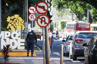 Guarda Municipal no cruzamento entre a Avenida Afonso Pena e Rua 14 de Julho (Foto: Arquivo/Henrique Kawaminami)