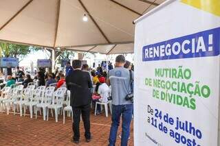 Dia D do Renegocia, realizado na Praça Ary Coelho, com apoio dos Procons (Foto: Henrique Kawaminami)