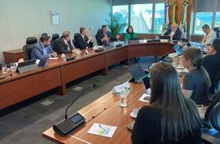 O governador Eduardo Riedel (PSDB), a ministra de Planejamento e Orçamento, Simone Tebet, e o presidente da Petrobras, Jean Paul Terra Prates, em reunião. (Foto; Guilherme Pimentel)