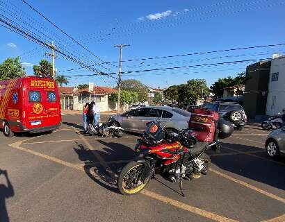 Motociclista bate em carro, tem parada cardíaca e enfermeiro a socorre 