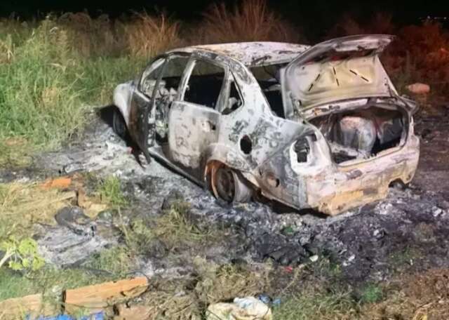 Corpos carbonizados em carro na Nova Campo Grande s&atilde;o de homens de 30 e 45 anos