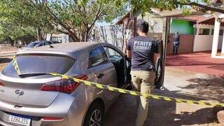 Perito analisa carro de médico em frente ao local onde ocorreu assassinato (Foto: Adilson Domingos)