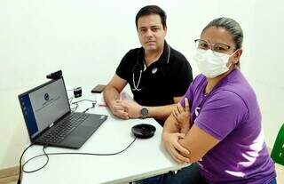 Paciente (de máscara), recebendo atendimento médico remoto em Miranda (Foto: Divulgação/Prefeitura)