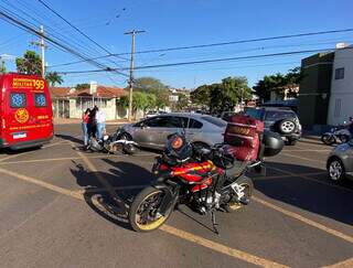 Motociclista bate em carro, tem parada card&iacute;aca e enfermeiro a socorre 