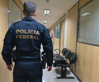 Policiais federais durante operação nesta quinta-feira. (Foto: Divulgação/PF)