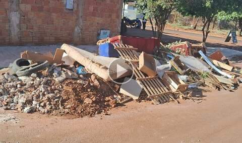 Moradores aproveitam entulho de obras para jogar lixo na rua