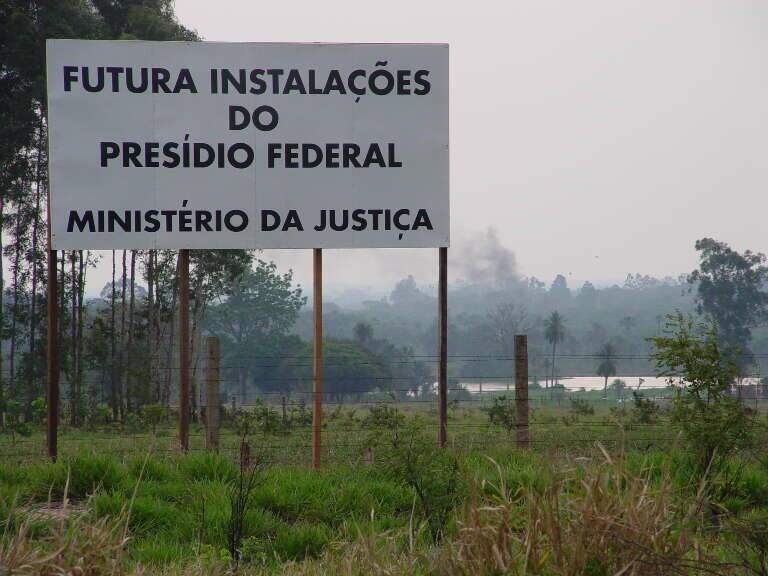 Placa anuncia obra da Penitenciária Federal de Campo Grande