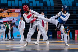 Atletas disputando combate de taekwondo (Foto: Guilherme Taboada)