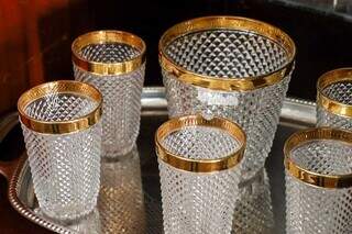 Conjunto de copos bico de jaca com friso dourado. (Foto: Henrique Kawaminami)